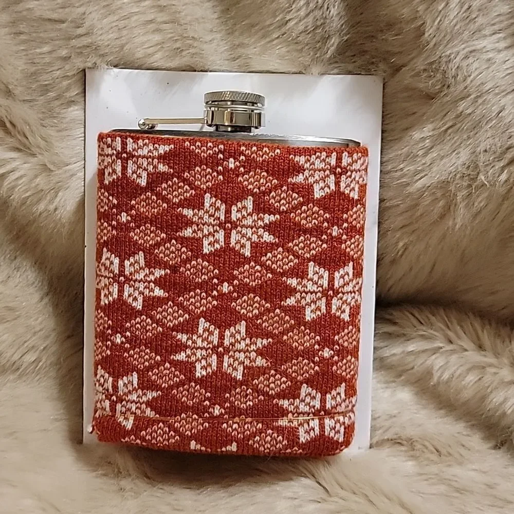 WILD EYE DESIGNS RED AND WHITE SNOWFLAKE PATTERN NORDIC SWEATER HIP FLASK - NEW